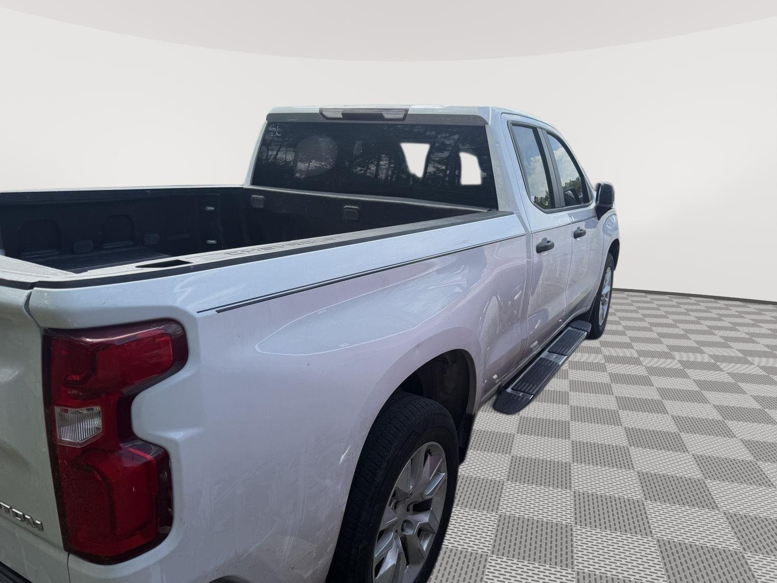 Used 2019 Silver Ice Metallic Chevrolet Custom image 6