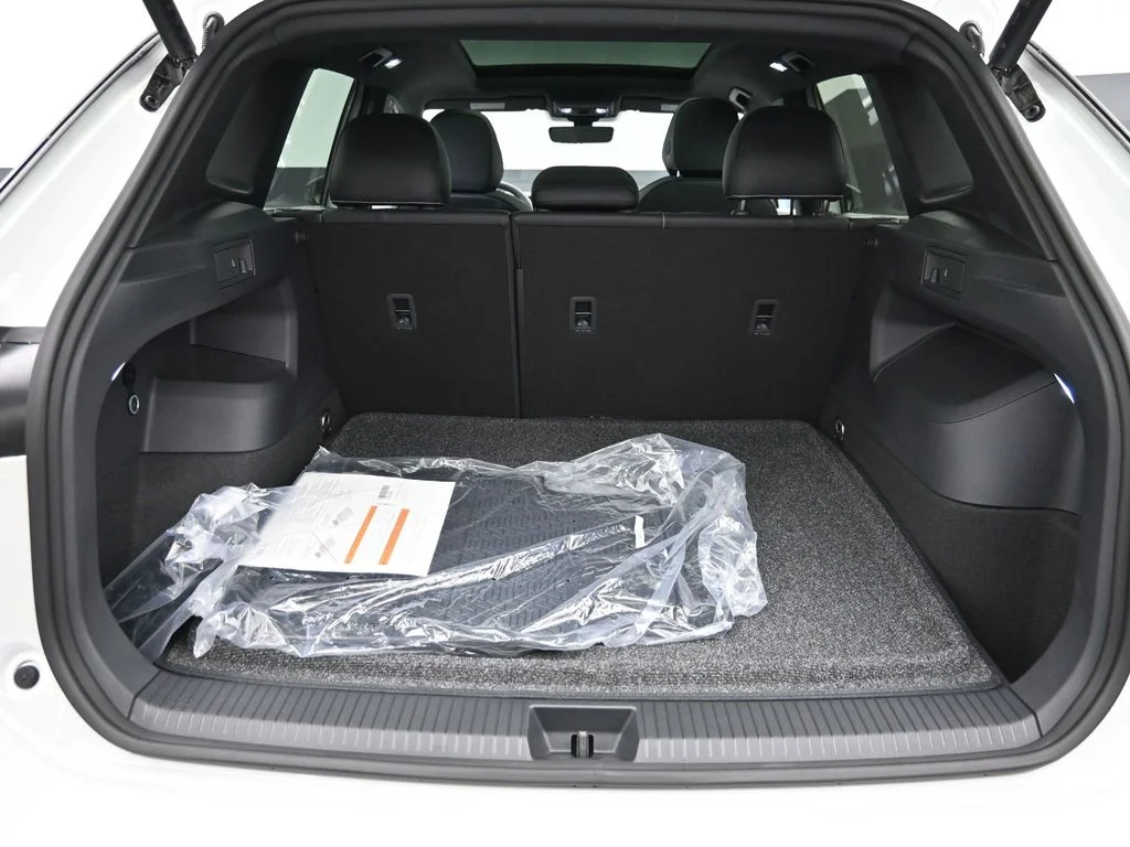 New 2026 Opal White Pearl Volkswagen 2.0T SE R-Line Black image 10