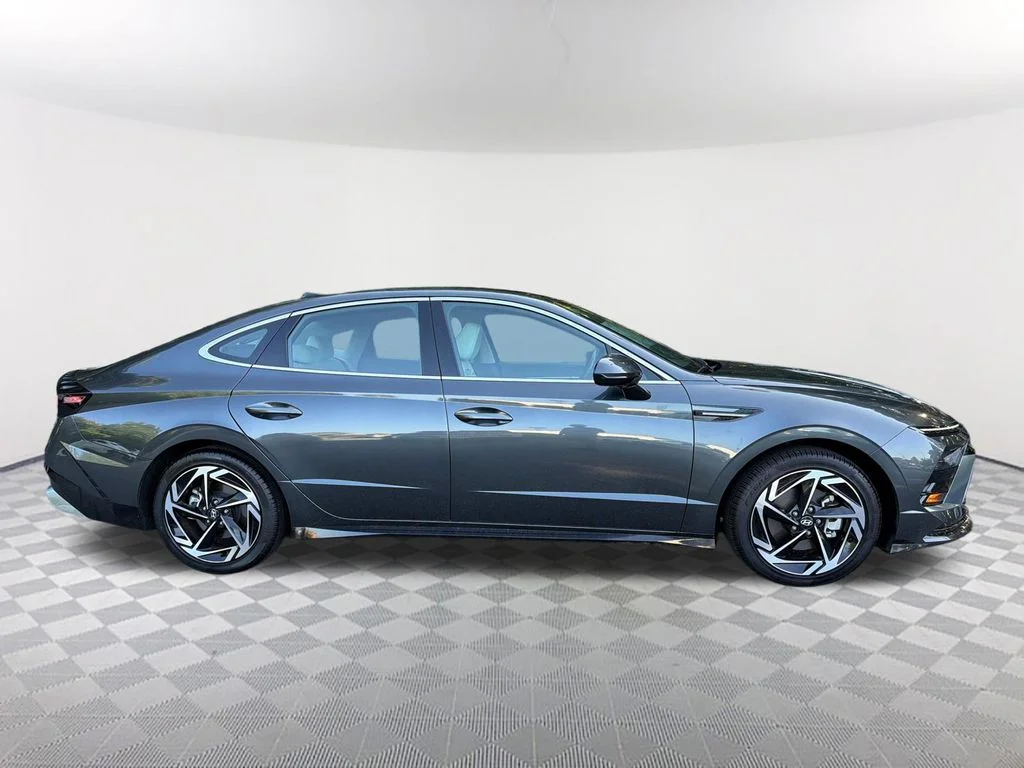 Used 2025 Gray Hyundai SEL Convenience image 4