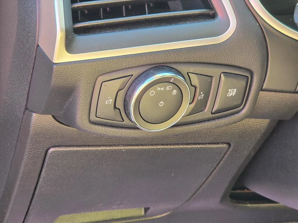 Used 2021 White Ford SE image 7