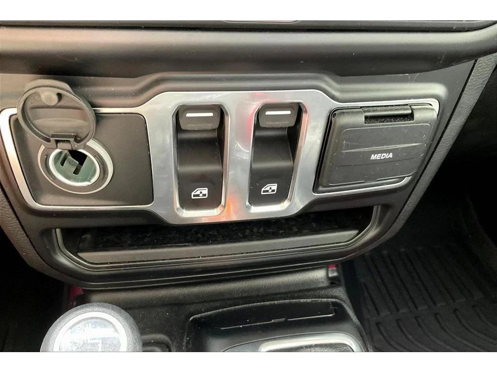 Used 2022 Pink Jeep Sport S image 21