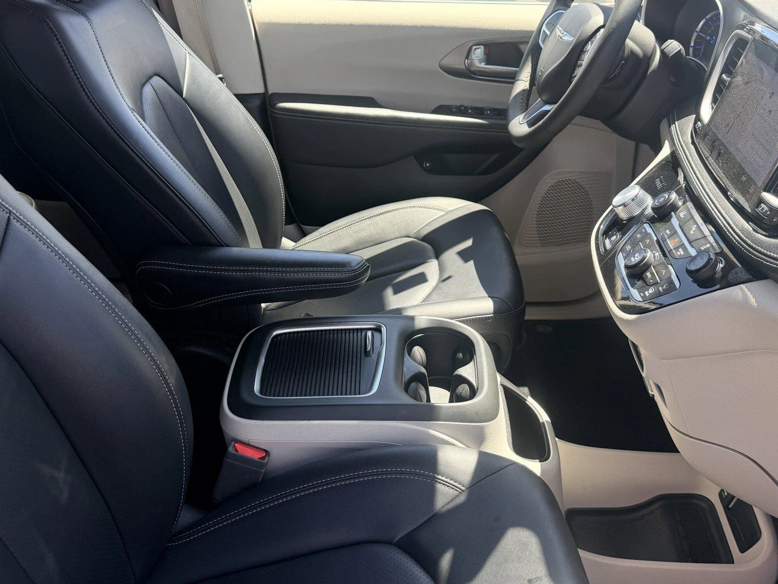 Used 2024 Silver Mist Clear Chrysler Hybrid Select image 8