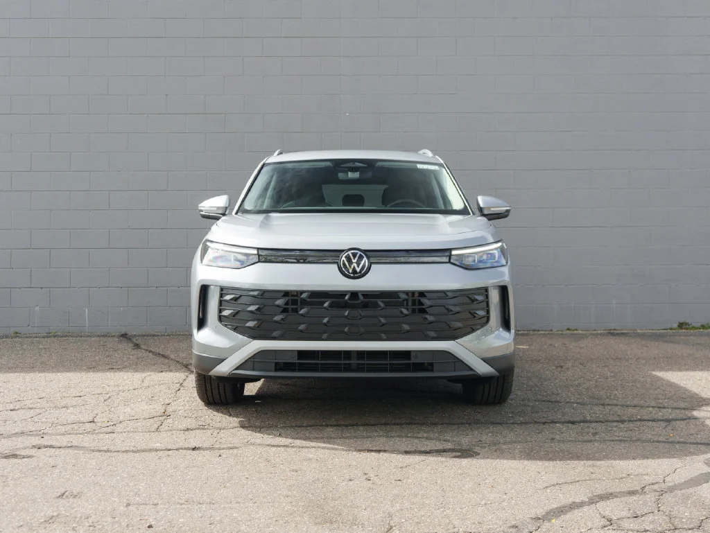 New 2026 Pyrite Silver Metallic Volkswagen 2.0T SE image 2
