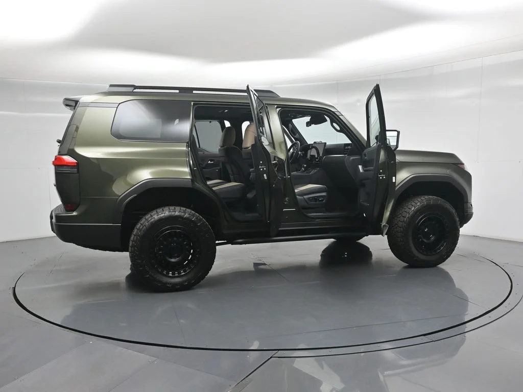 Used 2025 Green Lexus 550 Overtrail+ image 3