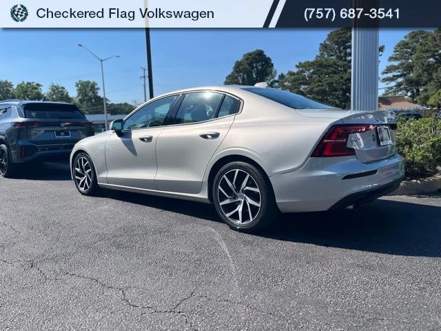 Used 2020 Birch Light Metallic Volvo T5 Momentum image 4