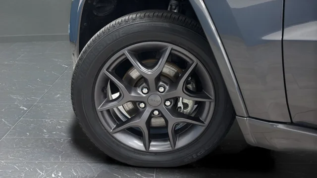 Used 2021 Crystal Metallic Jeep Limited image 36