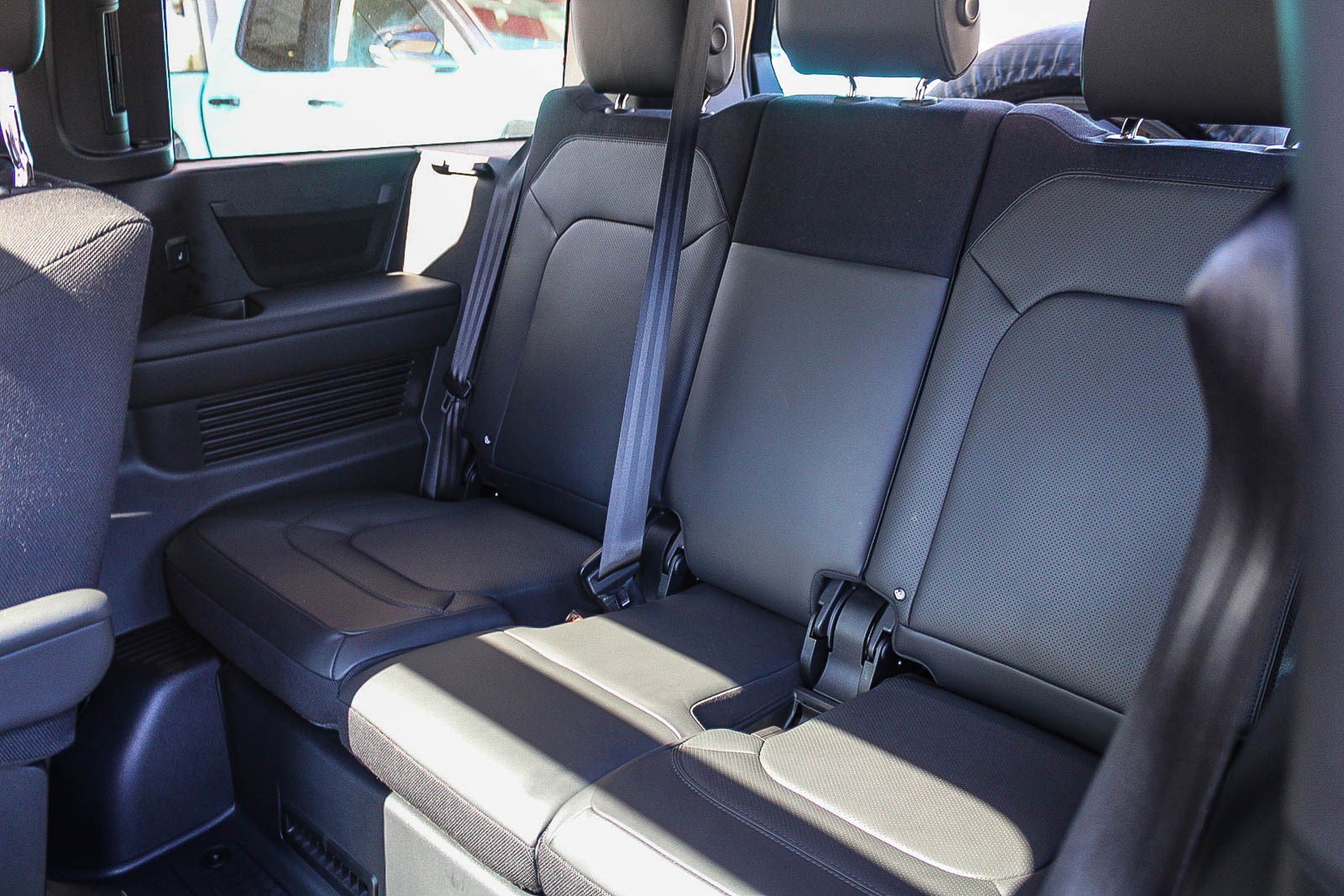 Used 2025 Silicon Silver Premium Metallic Land Rover X image 20