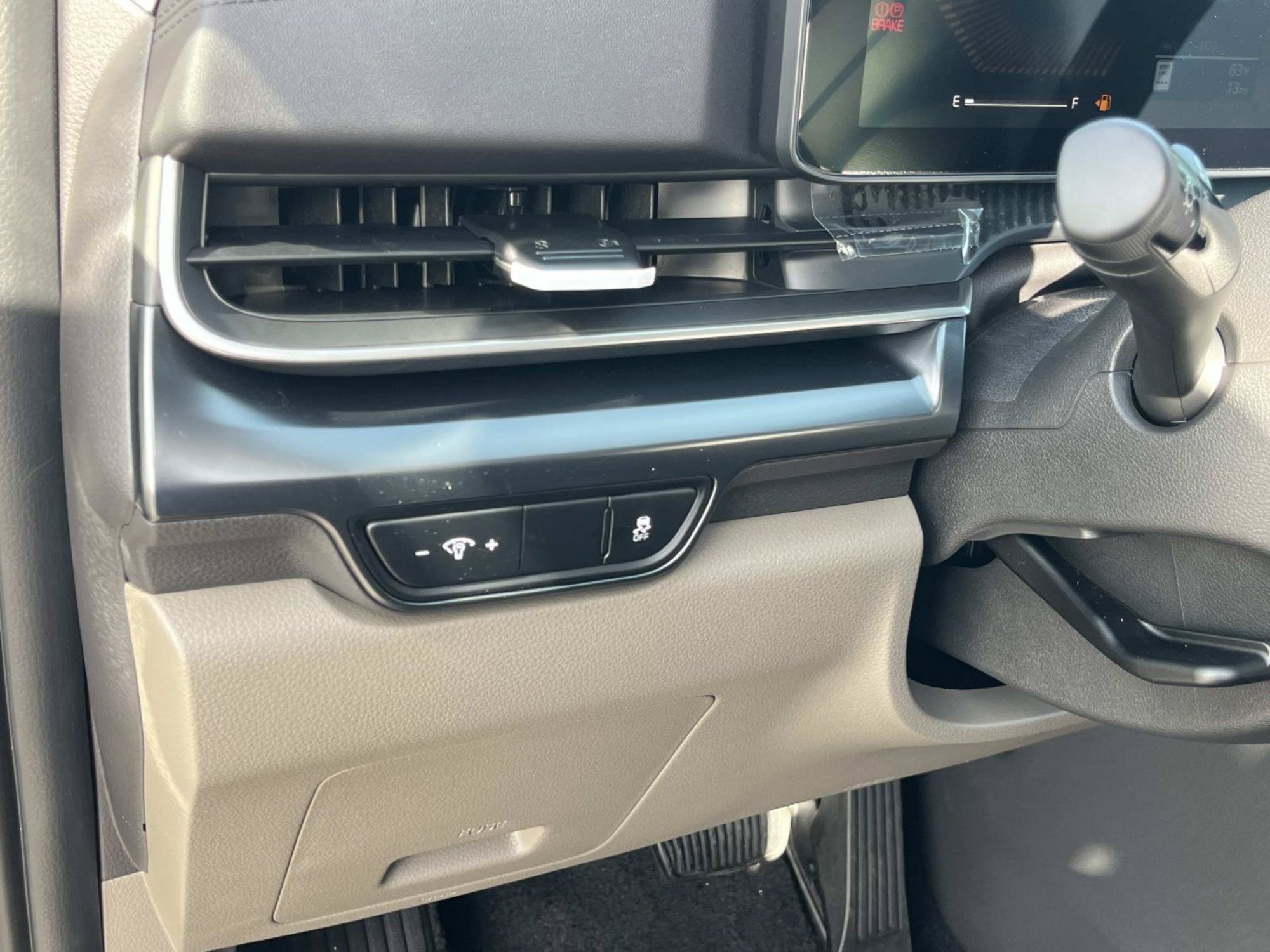 New 2027 Ceramic Silver Kia LXS image 24