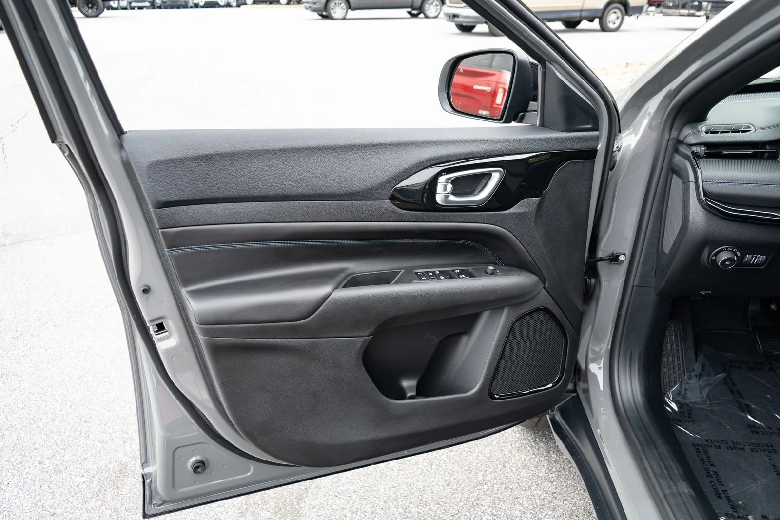 New 2026 Sting-Gray Clear-Coat Exterior Paint Jeep Latitude image 16