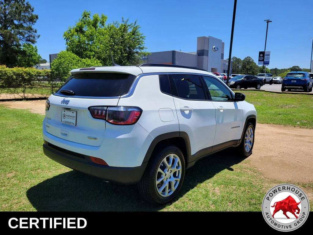 Used 2023 White Jeep Latitude Lux image 6