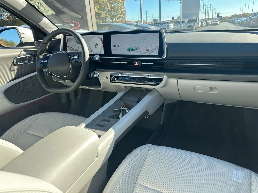 Used 2023 Gold Hyundai SEL image 7