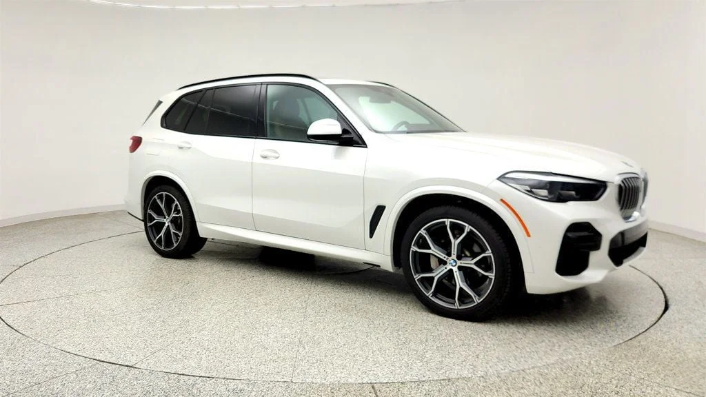 Used 2023 Mineral White Metallic BMW xDrive30i SAV w/ M Sport Pkg & Premium Pkg image 3