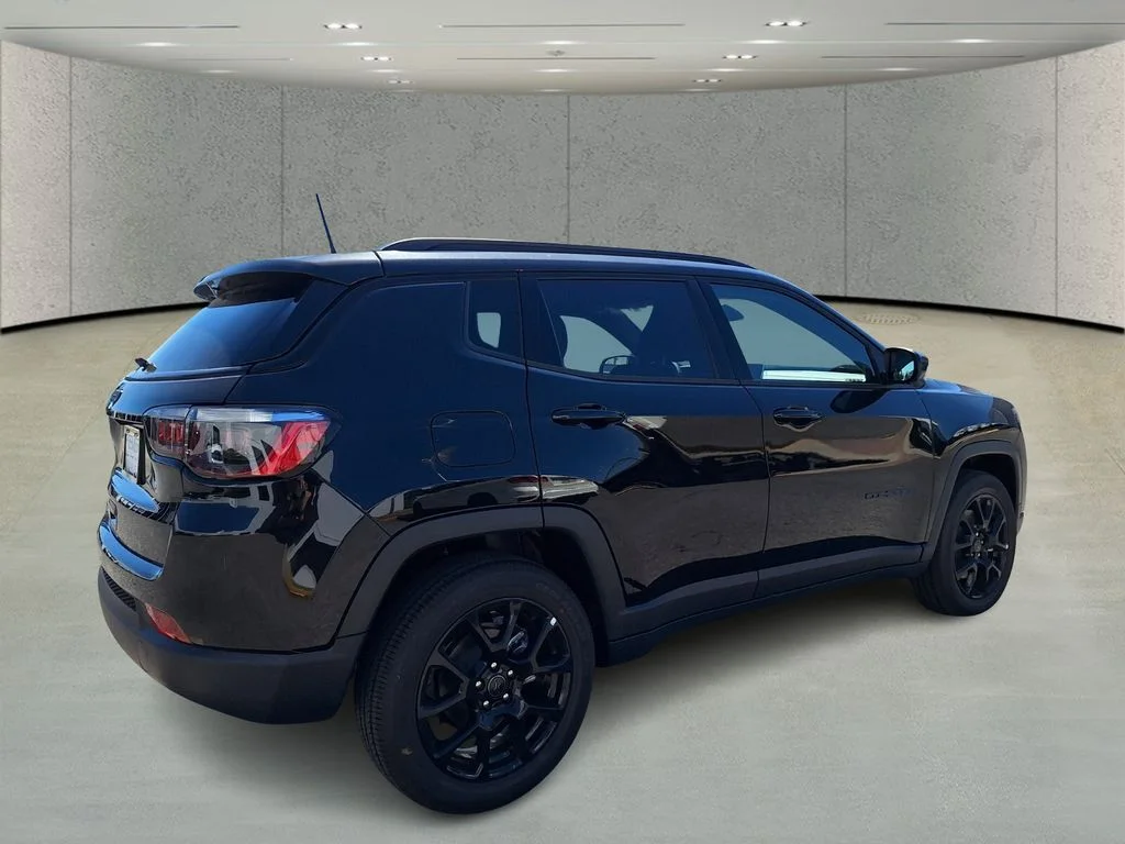 New 2026 Diamond Black Crystal Pearlcoat Jeep Latitude image 5