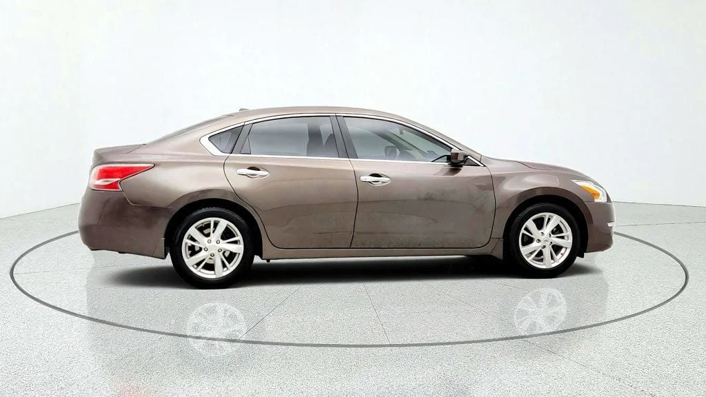 Used 2014 Java Metallic Nissan 4dr Sedan I4 2.5 SV image 4