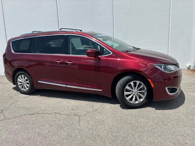 Used 2018 Chrysler Pacifica Touring L with VIN 2C4RC1BG5JR119961 for sale in Kansas City