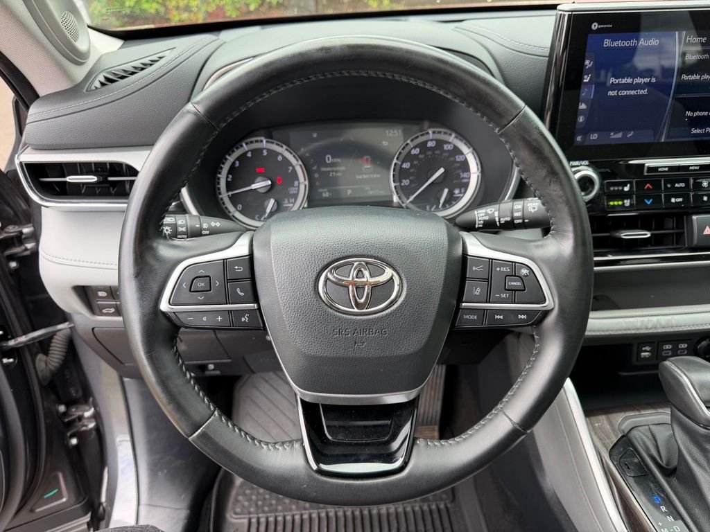 Used 2022 Magnetic Gray Metallic Toyota Platinum image 20
