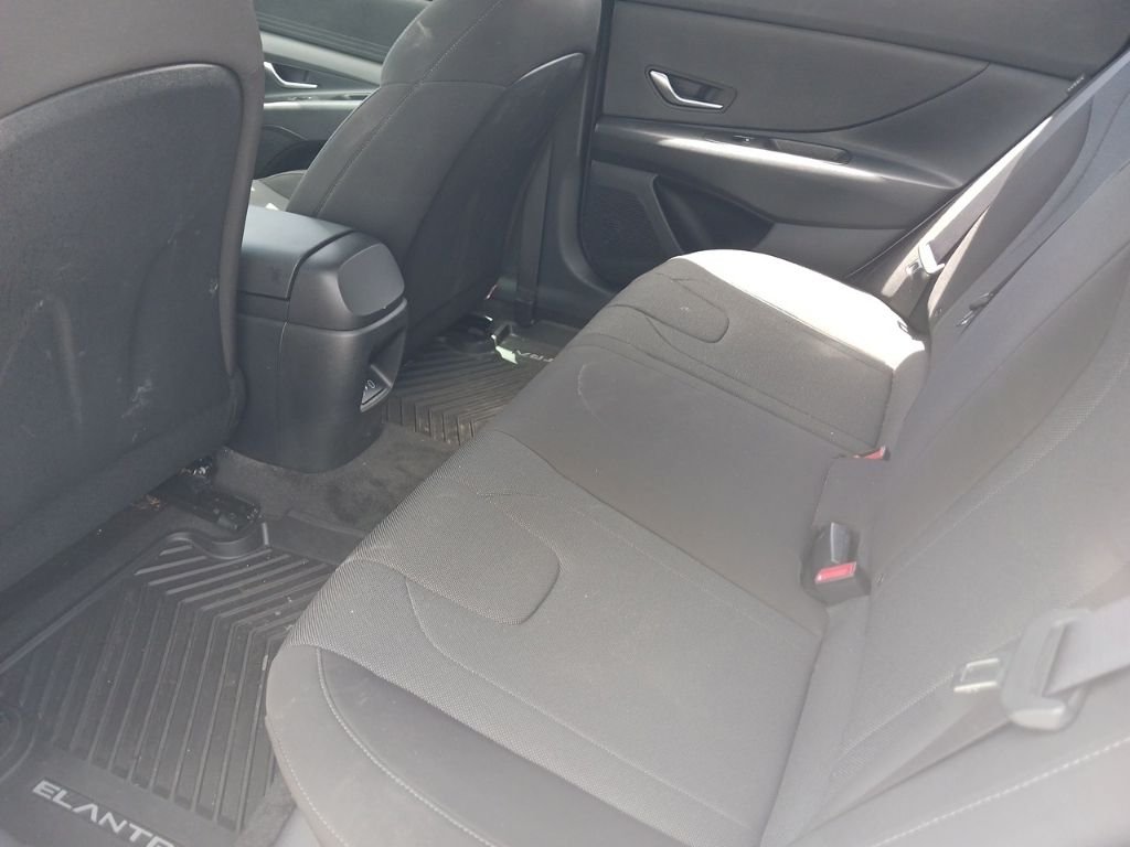 Used 2025 White Hyundai SE image 13