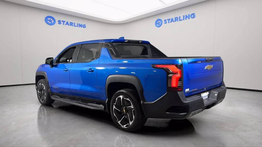 Used 2025 Riptide Blue Metallic Chevrolet LT - Extended Range image 5
