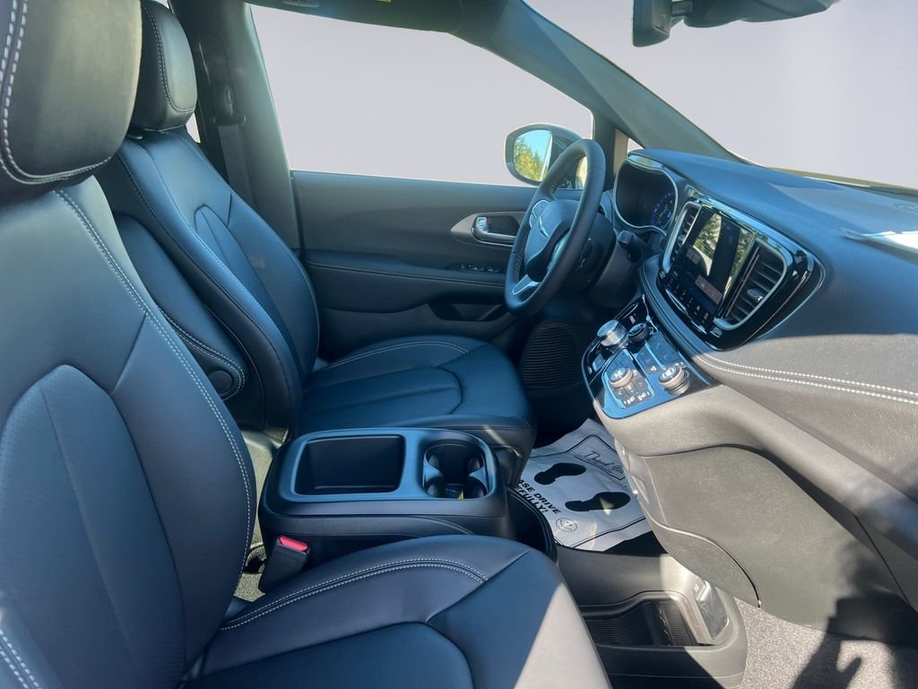 2026 Chrysler Pacifica Select - Photo 17