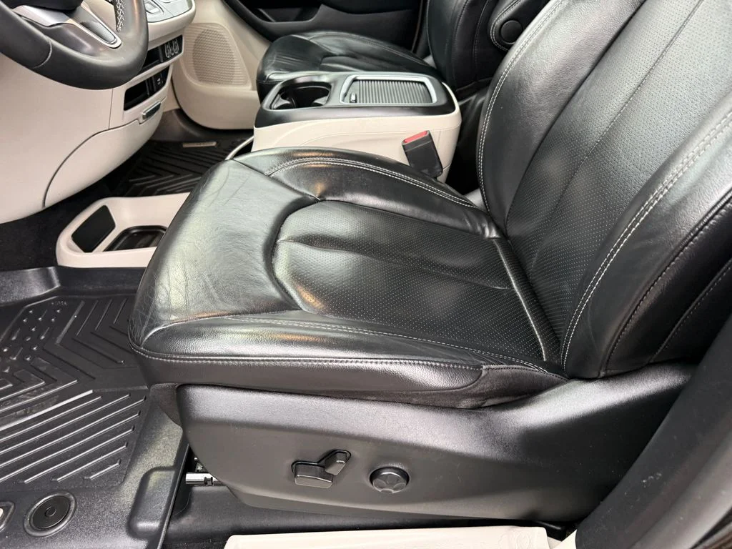 Used 2022 Black Chrysler Touring L image 29