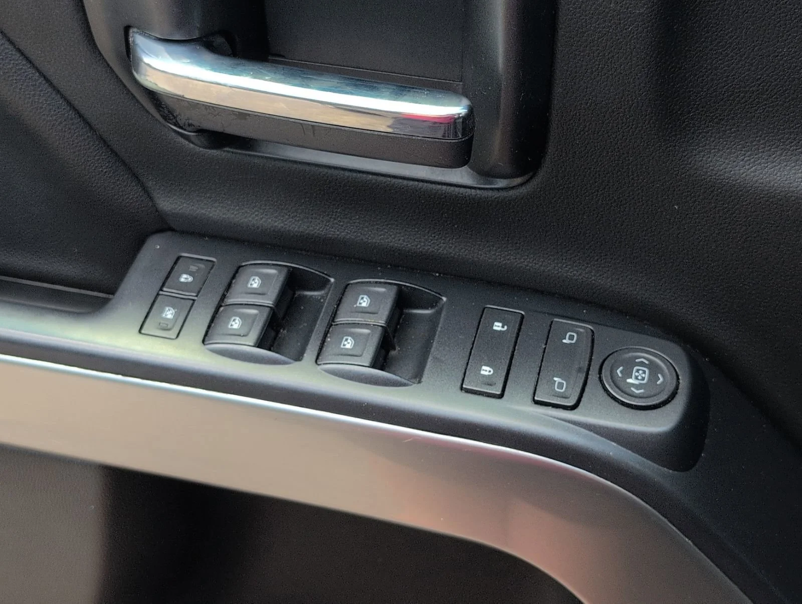 Used 2018 BLACK Chevrolet LT image 16