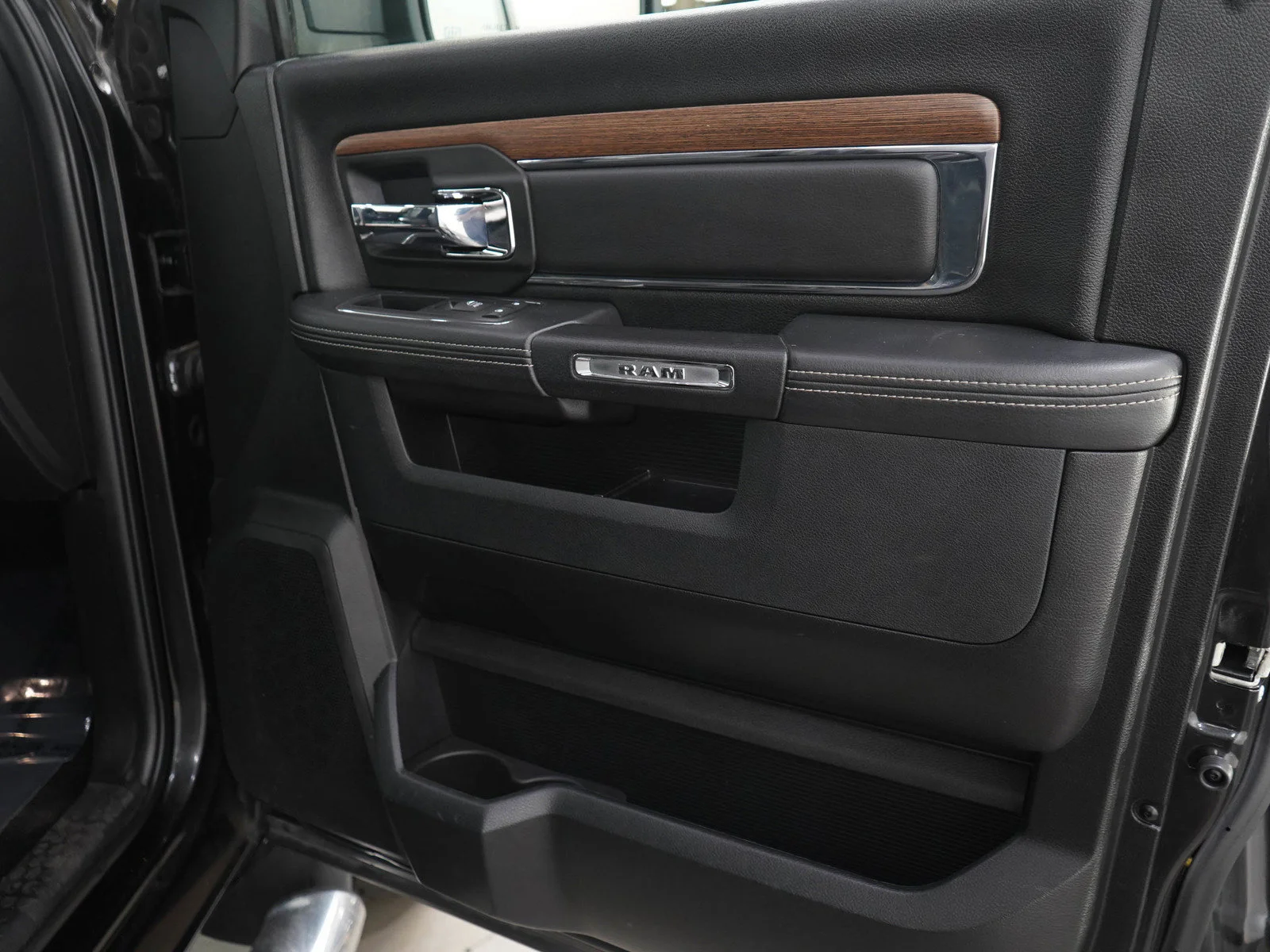 Used 2017 Brilliant Black Crystal Pearlcoat Ram Laramie image 9