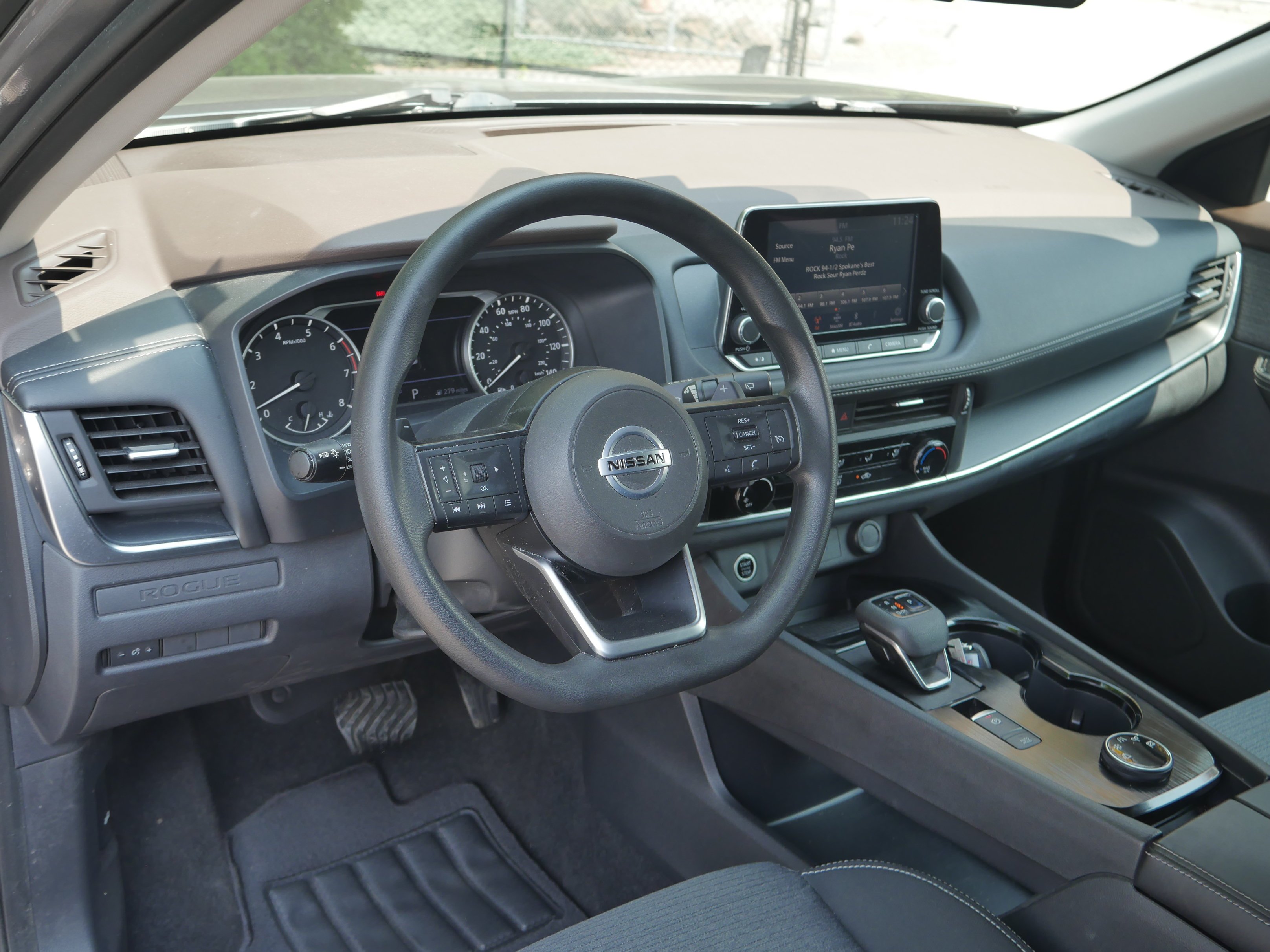 Certified Used 2021 Super Black Nissan S image 4