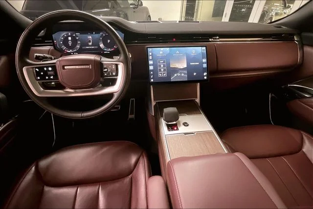Used 2024 White Land Rover SE image 17