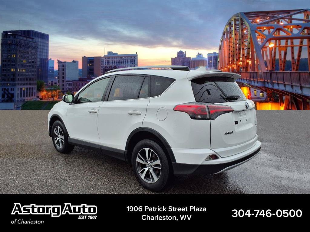 Used 2018 White Toyota XLE image 5
