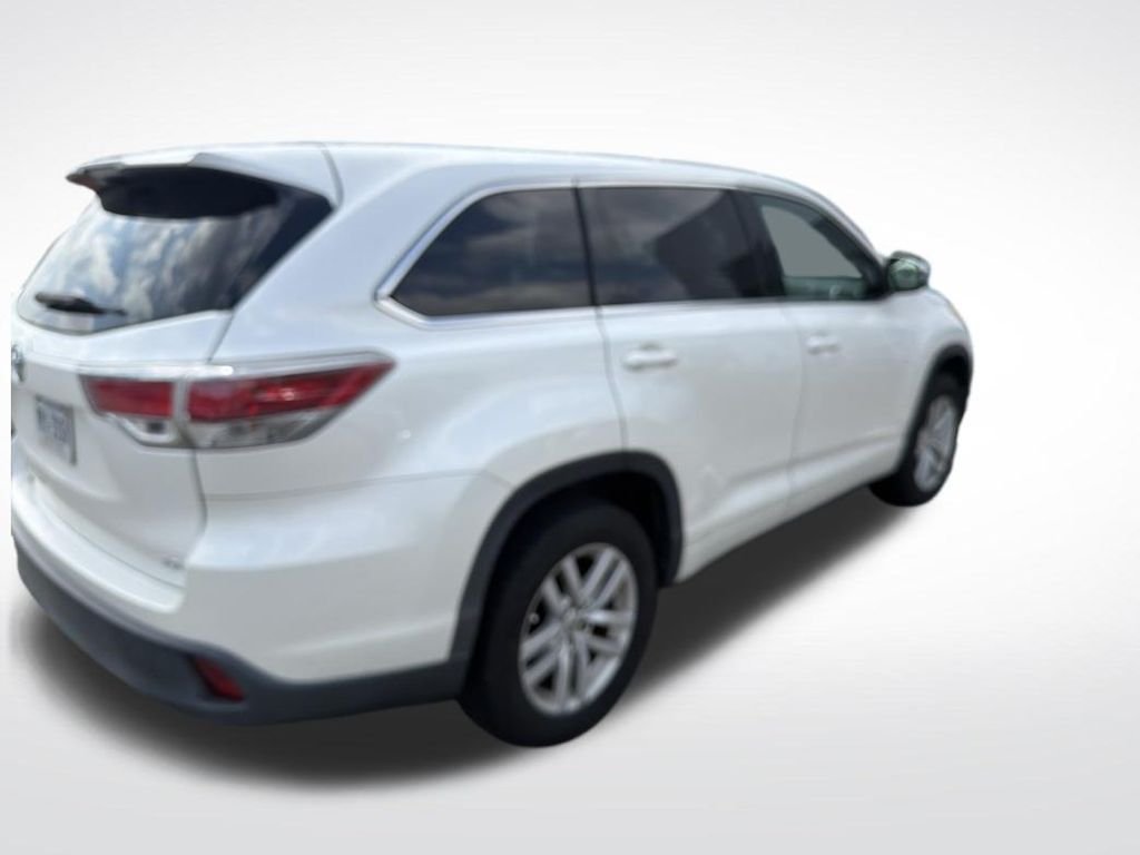 Used 2014 White Toyota LE image 3