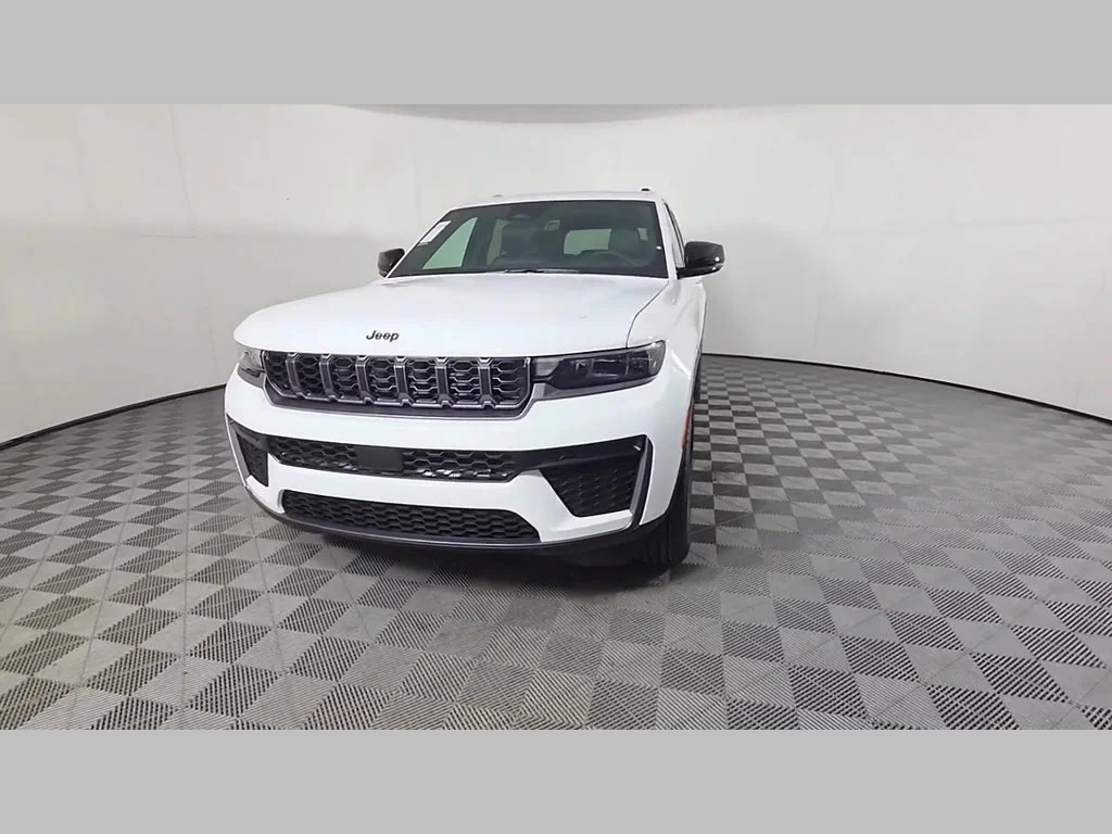 New 2026 Bright White Clear-Coat Exterior Paint Jeep Laredo Altitude image 36