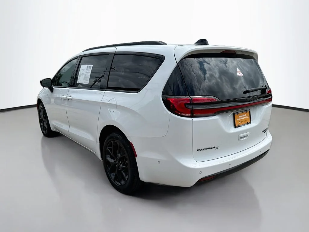 Used 2025 Bright White Clearcoat Chrysler Limited image 6