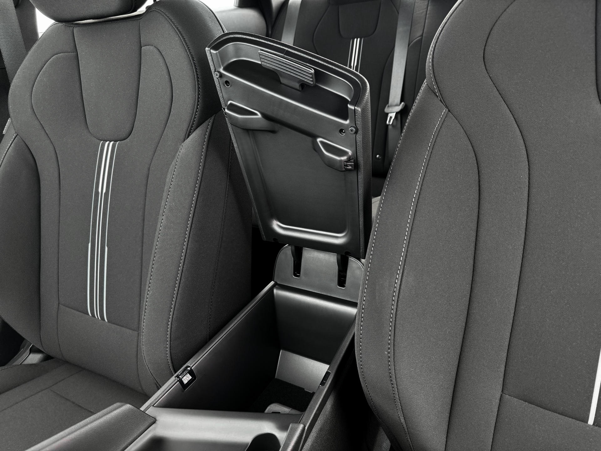 2025 Hyundai Elantra SEL - Photo 18