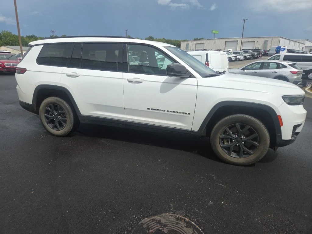 Used 2024 White Jeep Altitude image 15