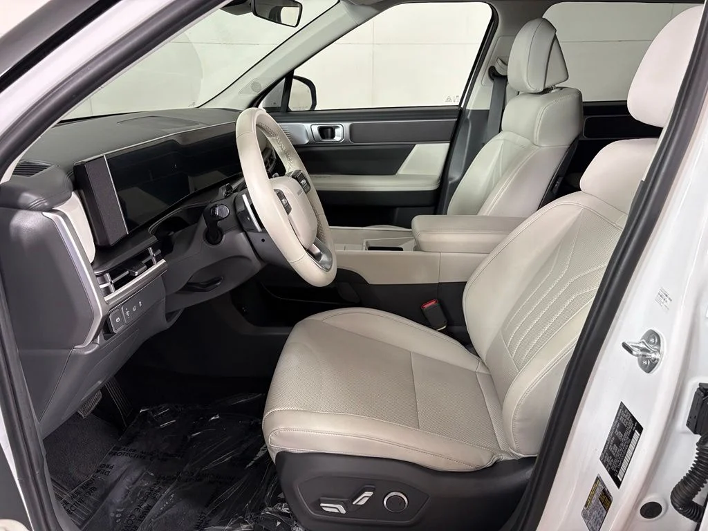 Used 2025 White Hyundai SEL image 16