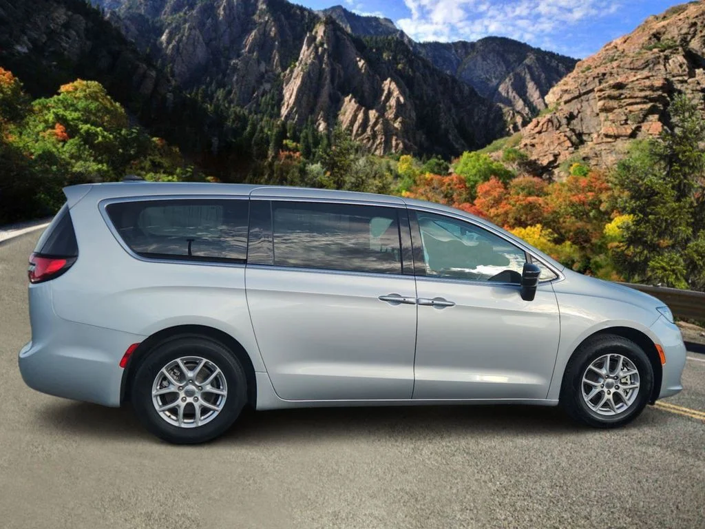 Used 2024 Silver Chrysler Touring L image 2