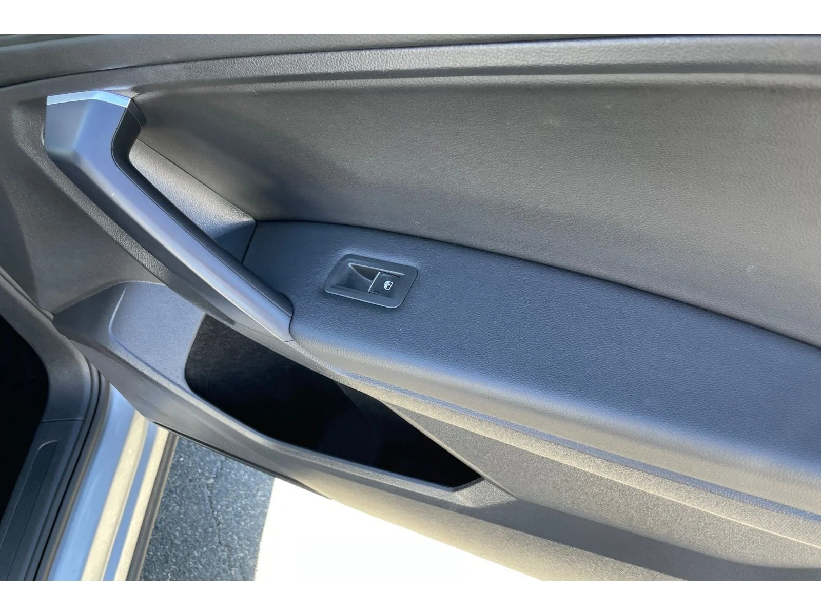 Used 2021 Pyrite Silver Metallic Volkswagen SE image 22
