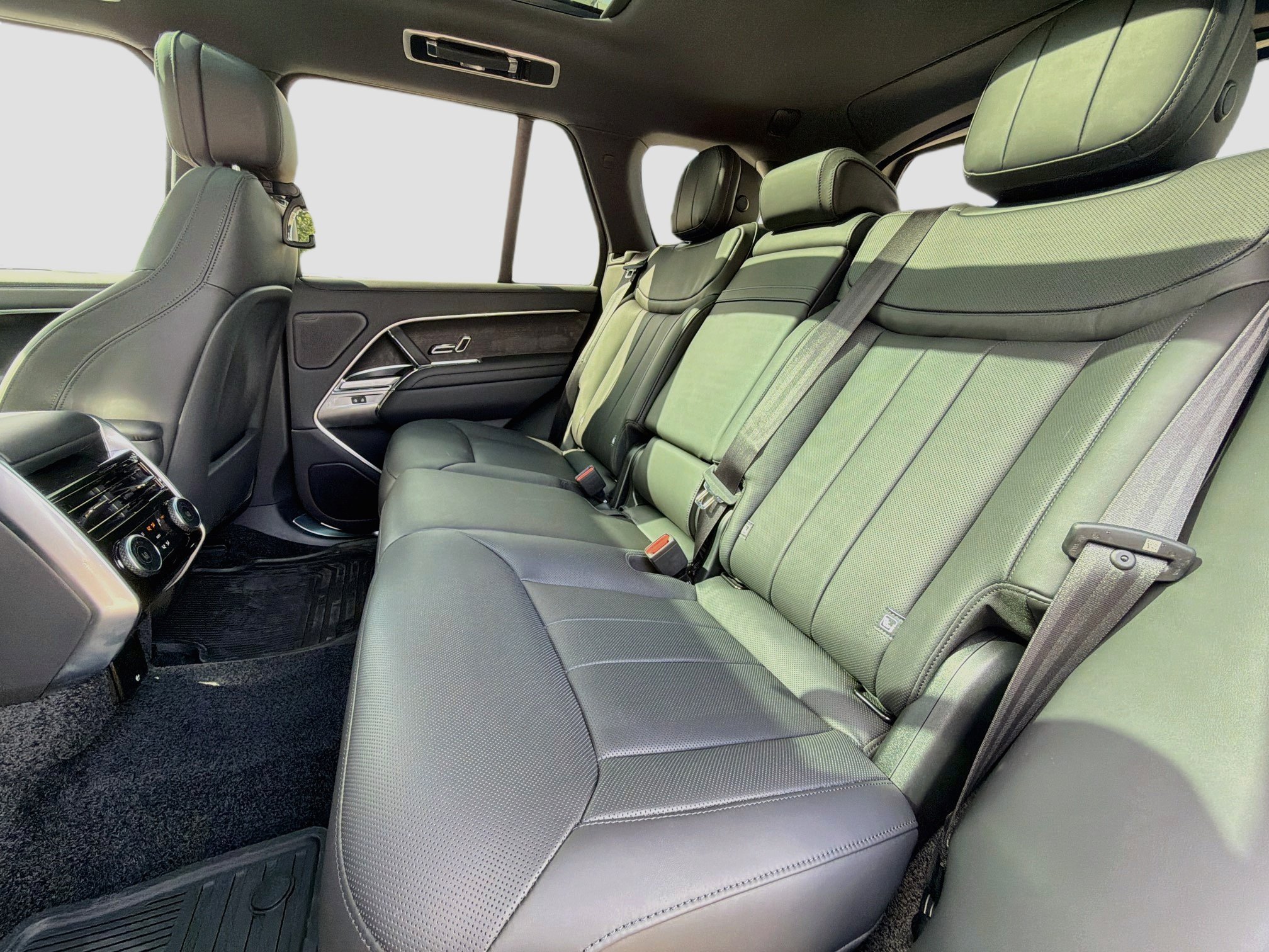 New 2026 Fuji White Land Rover SE image 22