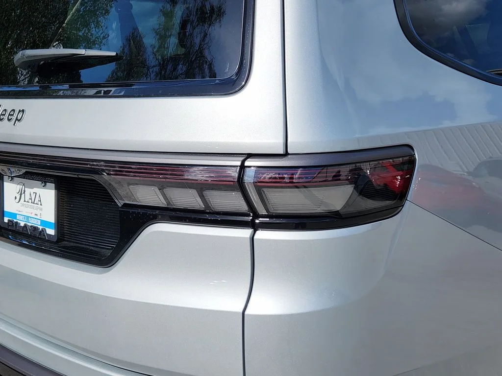 New 2026 Silver-Zynith Exterior Paint Jeep Limited Reserve image 8