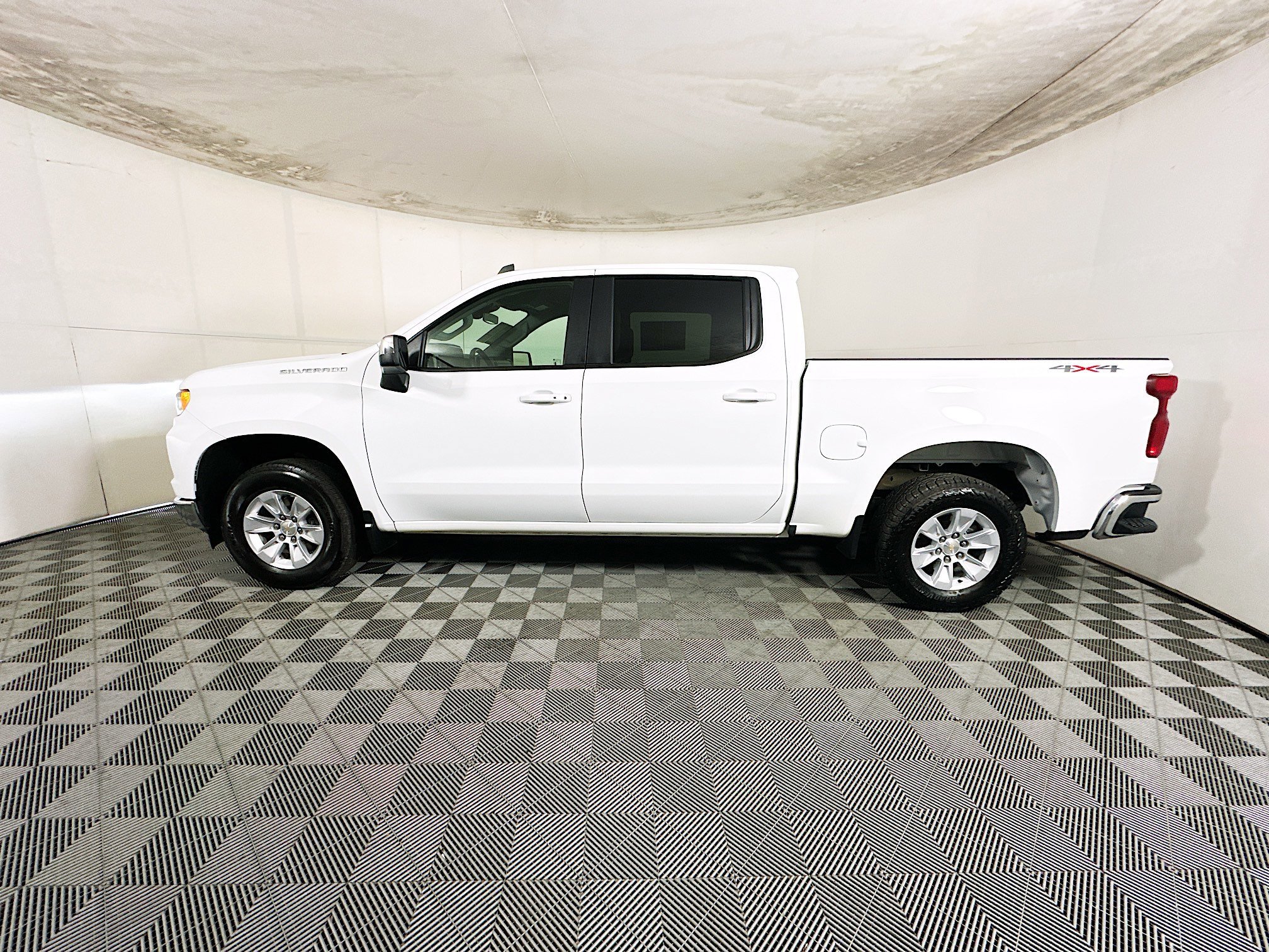 2025 Chevrolet Silverado thumbnail 8