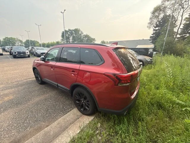 Used 2018 Rally Red Metallic Mitsubishi LE image 3