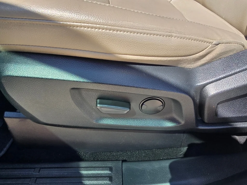 Used 2019 White Platinum Tri-Coat Ford LARIAT image 18