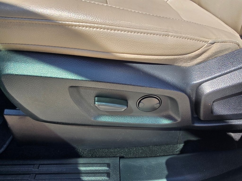 Used 2019 White Platinum Tri-Coat Ford LARIAT image 17