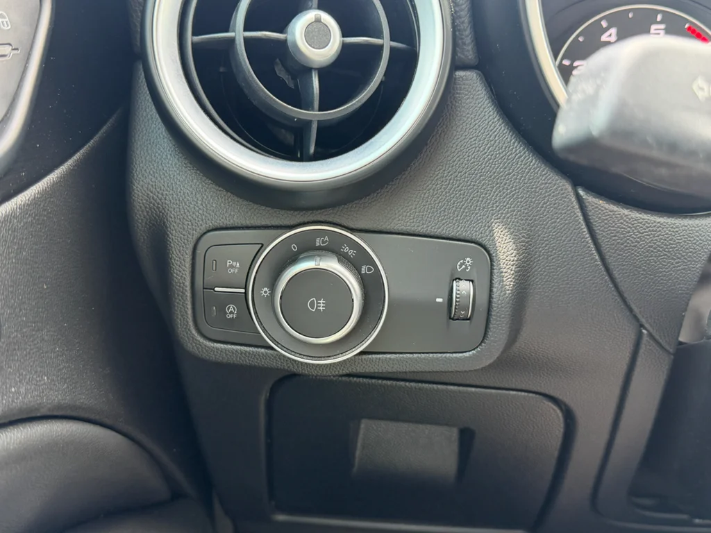 Used 2018 Alfa White Alfa Romeo Base image 22