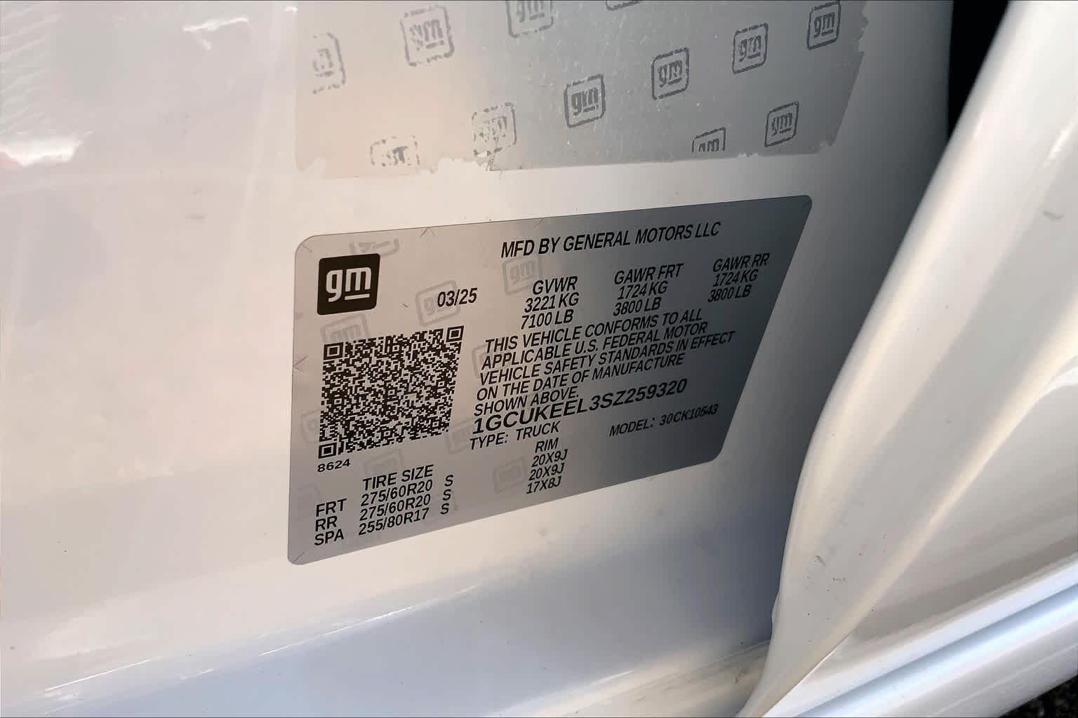 Used 2025 Summit White Chevrolet RST image 37