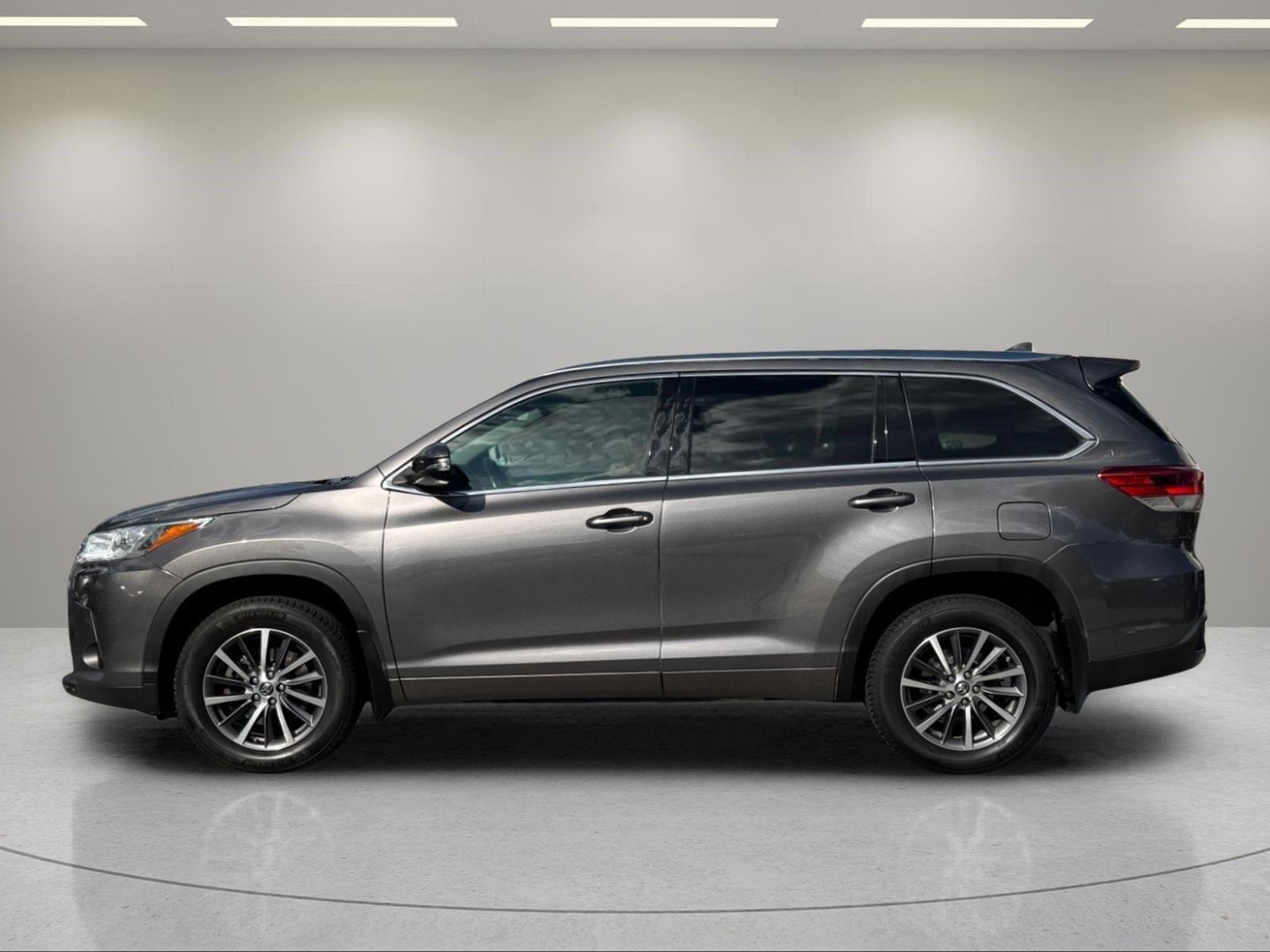 Used 2018 Predawn Gray Mica Toyota XLE image 2