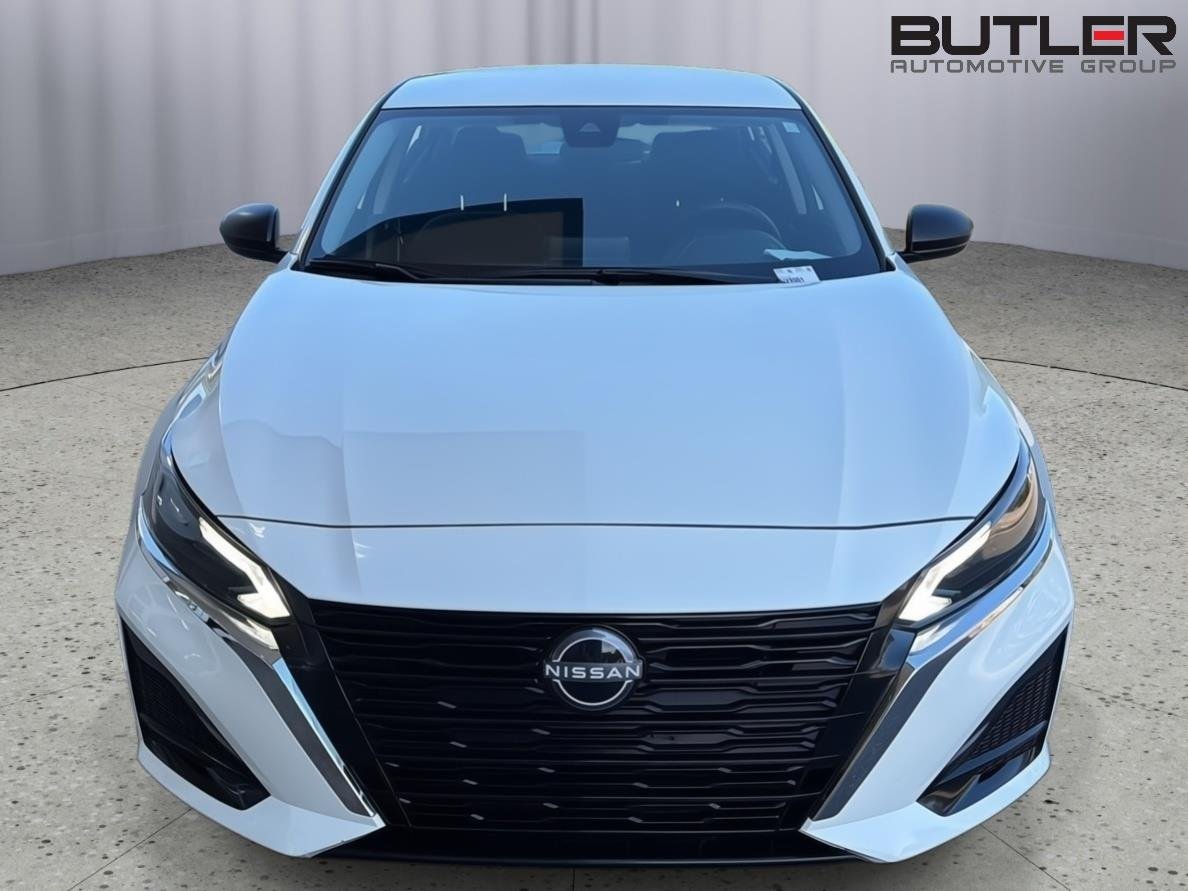 Used 2025 Glacier White Nissan SV image 9