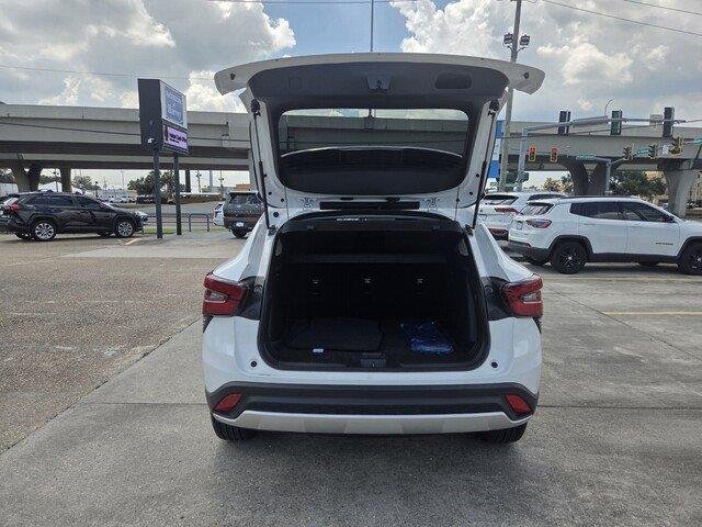 Used 2024 Summit White Chevrolet LT image 25