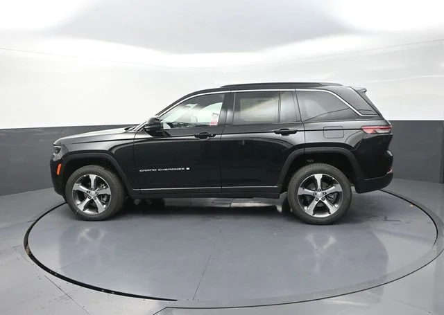 New 2026 Diamond Black Crystal Pearlcoat Jeep Limited image 6