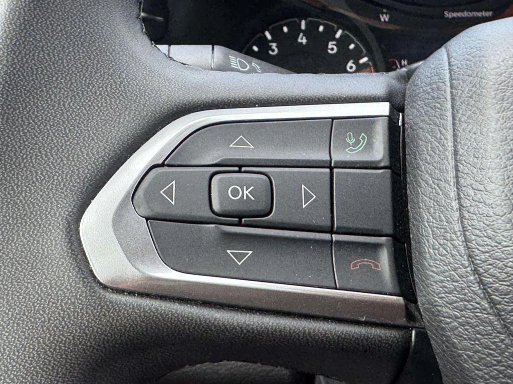 Used 2024 Sting-Gray Clearcoat Jeep Latitude 4x4 image 18